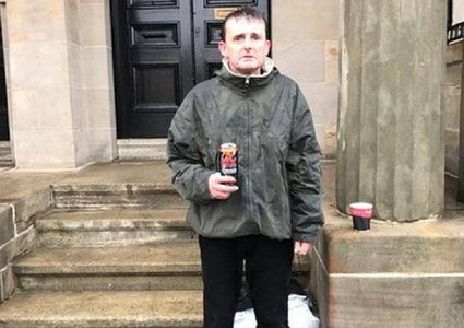 رجل بلا مأوى يحمي مال الآخرين من السرقة