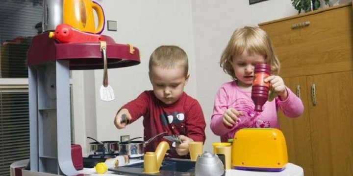 الطفل يختار يده المفضلة وهو في رحم أمه