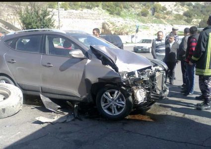 إصابة مواطنين بحادث سير في نابلس