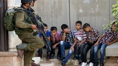 وحدات قمع السجون تنكل بالأسرى الأطفال وتترك آثارها على أجسادهم