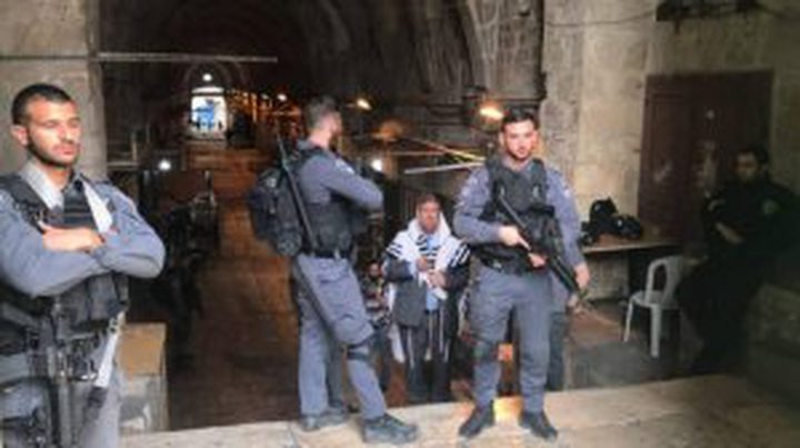 غيليك يؤدي طقوساً تلمودية وتدشين كنيس يهودي في نفق حائط البراق