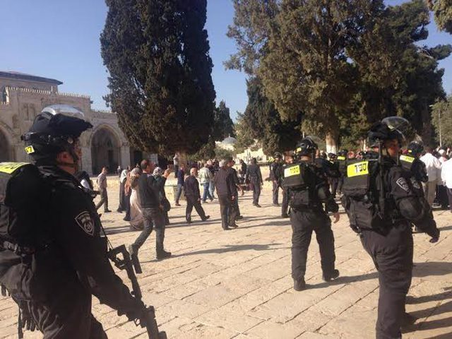 الاحتلال يعتقل مقدسياً من باحات الأقصى
