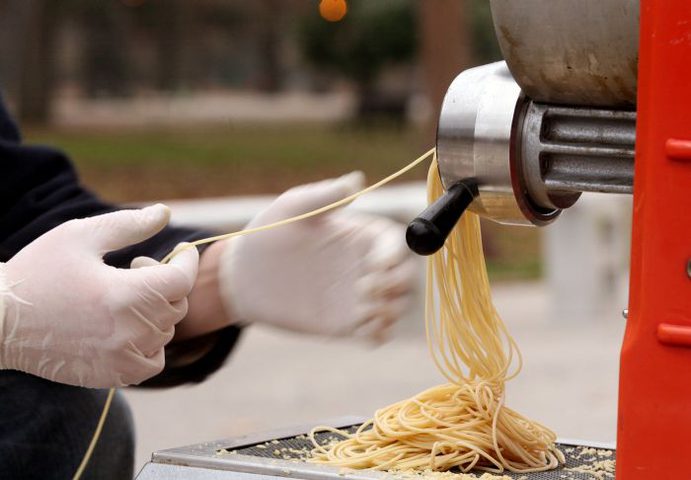 الصين تدخل غينيس .أطول حبل معكرونة في العالم