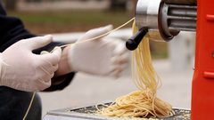 الصين تدخل غينيس .أطول حبل معكرونة في العالم