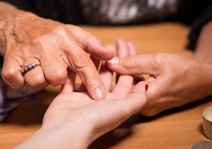 "منجّم" لكل ألف شاب .. هل مجتمعاتنا في غيبوبة؟