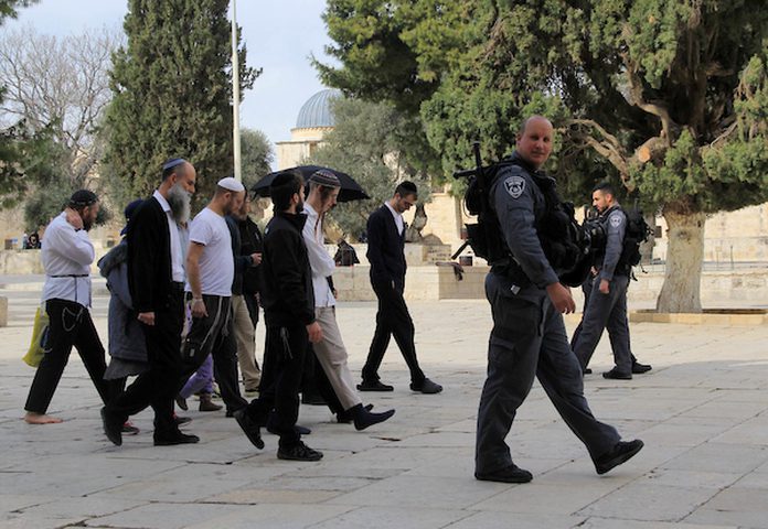 مستوطنون يؤدون طقوسا تلمودية على باب الرحمة في القدس