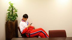 صيني يصاب بالشلل بسبب الجوال ليومين متواصلين