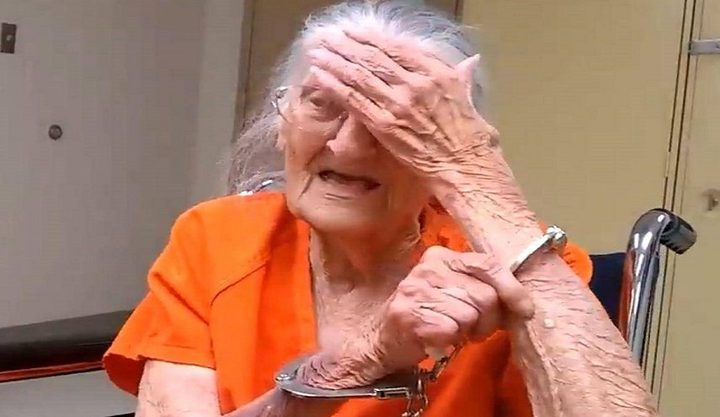 اعتقال مسنة أمريكية وتقييدها بالسلاسل في عيد ميلادها 94