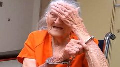 اعتقال مسنة أمريكية وتقييدها بالسلاسل في عيد ميلادها 94