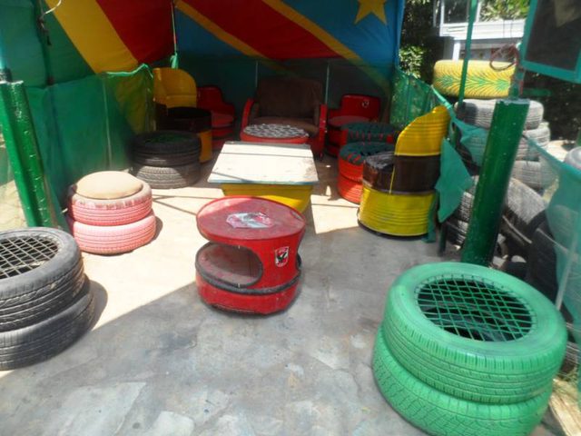 مصريون يحولون القمامة إلى منتجات قابلة للاستخدام