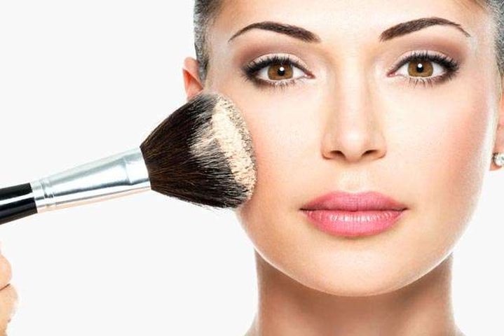 خطوات ماكياج تساعدك في الظهور أصغر سناً
