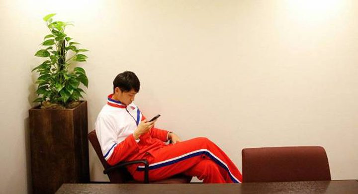 صيني يصاب بالشلل بعد استخدام الجوال ليومين متواصلين