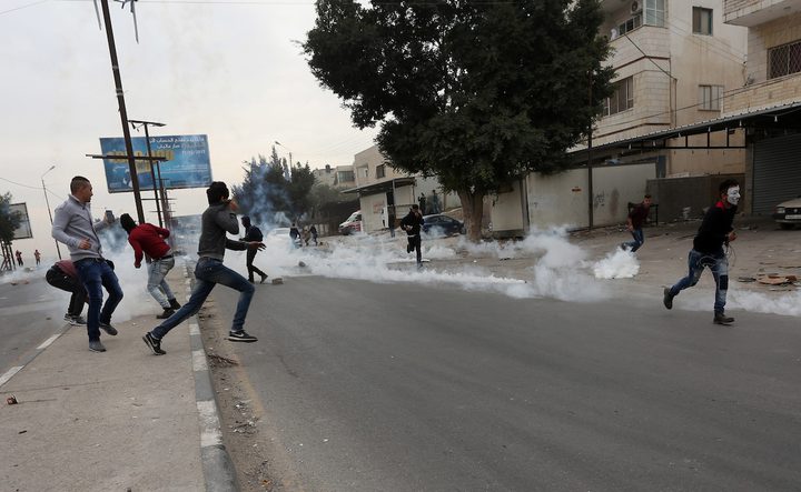 اعتقال فتى وشاب وحالات اختناق خلال مواجهات غرب جنين