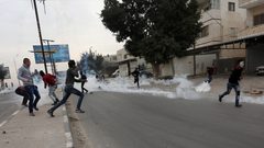 اعتقال فتى وشاب وحالات اختناق خلال مواجهات غرب جنين