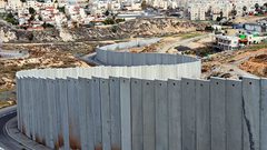 سلطات الاحتلال تباشر ببناء مقطع من جدار الفصل