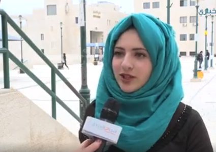 طلاب الجامعة يتحدثون اللغة العربية الفصحى (فيديو)