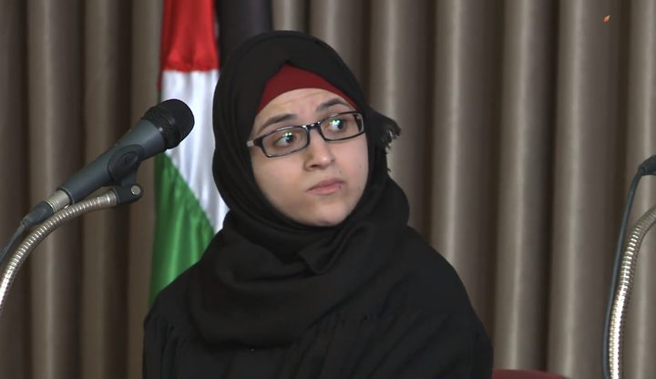 الطالبة إسراء عرفات تحصل على منحة دراسية (فيديو)