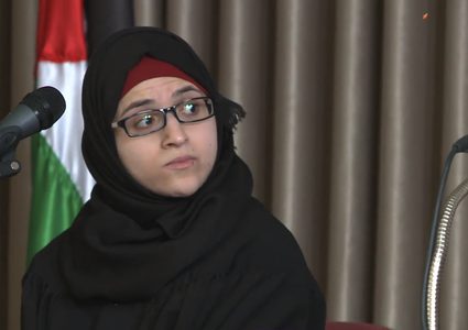 الطالبة إسراء عرفات تحصل على منحة دراسية (فيديو)