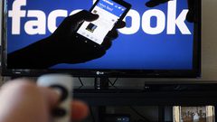 فيسبوك تبدأ إخطار مستخدميها عند تحميل الصور