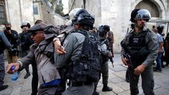 عشرات آلاف المصلين يشاركون في مسيرة حاشدة بالأقصى والاحتلال يقمعها في شارع الواد