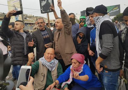 بالصور: احتفال بطعم التحدي والصمود على حاجز حوَّارة جنوب نابلس