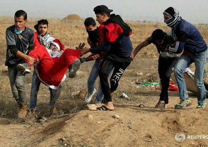 الإحتلال يستهدف بالرصاص الحي رسول السلام "بابا نويل" على حدود غزة