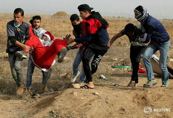 الإحتلال يستهدف بالرصاص الحي رسول السلام "بابا نويل" على حدود غزة