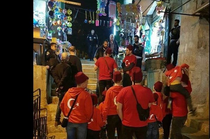 الاحتلال يعتقل مواطنين تركيين (فيديو)