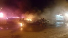 اخماد حريق إشتعل في مغسلة مركبات ومحل تجاري