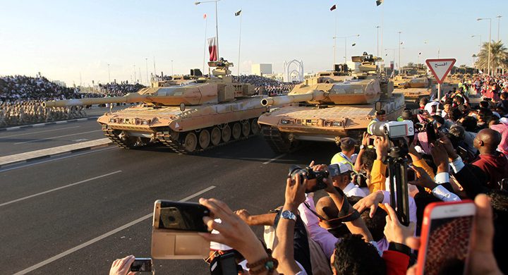 الكشف عن سر في العرض العسكري القطري.. هذا ما رصدته الكاميرات