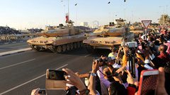 الكشف عن سر في العرض العسكري القطري.. هذا ما رصدته الكاميرات