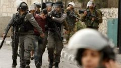 الاحتلال يعتقل أبا واثنين من أبنائه في بلدة حارس ويفرج عن آخرين