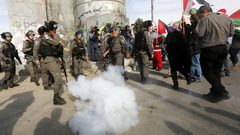 إصابات بالاختناق في مواجهات مع الاحتلال شرق بيت لحم