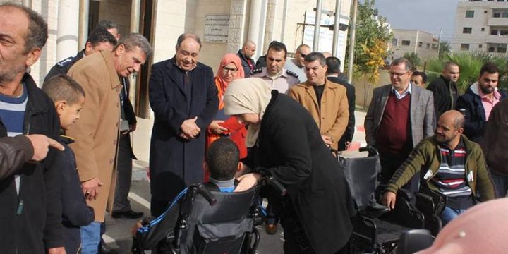 غنام تقدم كرسيين كهربائيين لمواطنين من ذوي الاحتياجات الخاصة