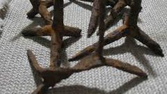 القاء القبض على شرطي بسبب المسامير