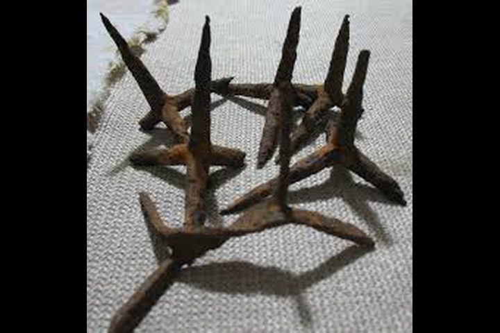 القاء القبض على شرطي بسبب المسامير