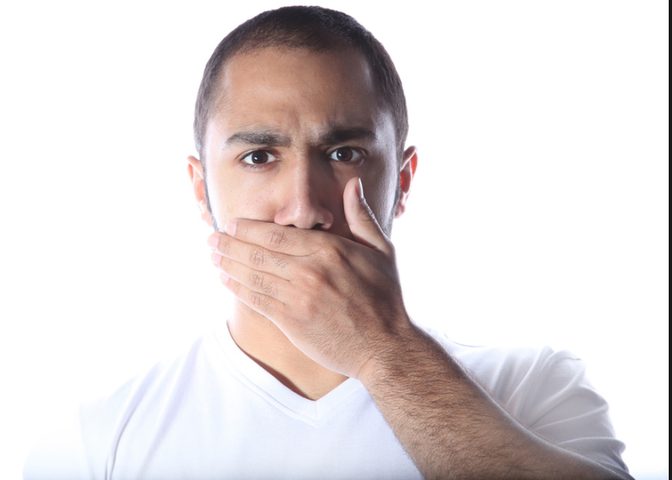 فقد القدرة على النطق بعد أن تظاهر بذلك ل 12 عاما