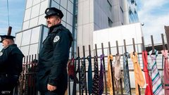 "ربطات عنق" احتجاجا على زيادة راتب رئيس الوزراء