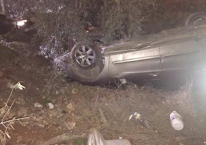 بالصور: إصابة شاب وانقلاب مركبتين إثر انزلاق معدات تعبيد الشوارع في نابلس