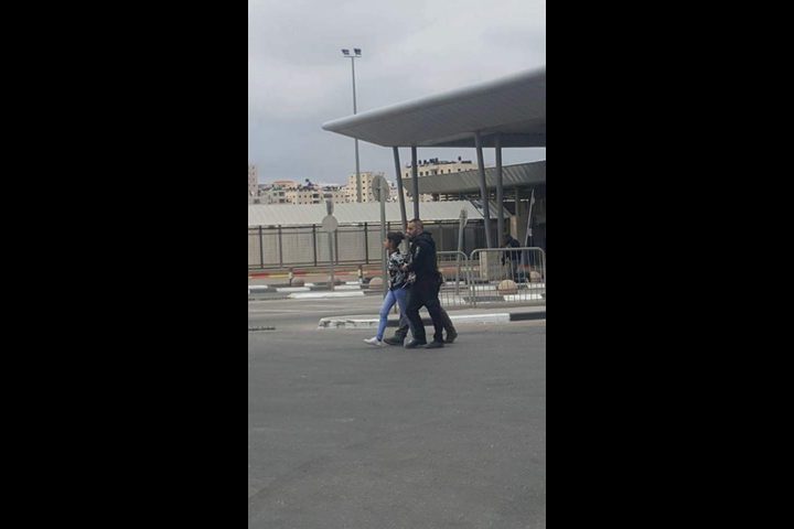 الاحتلال يعتقل فتاة بزعم التخطيط لتنفيذ عملية
