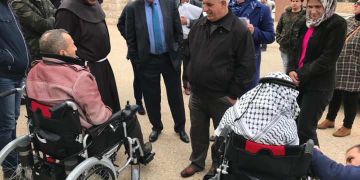 تسليم كراسي كهربائية لأربعة من ذوي الاعاقة في بيت لحم