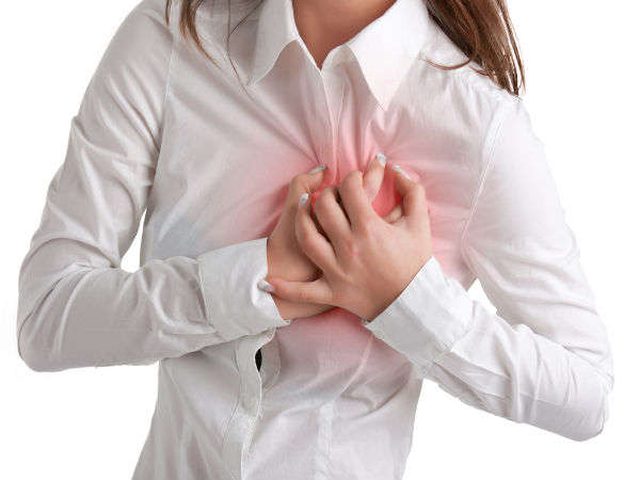 أعراض الأزمة القلبية عند الرجل عن المرأة