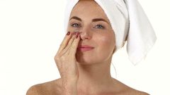 خلطات طبيعية لخدود أكبر