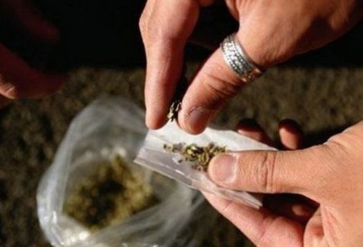 القبض على شخصين بحوزتهما مواد مخدرة