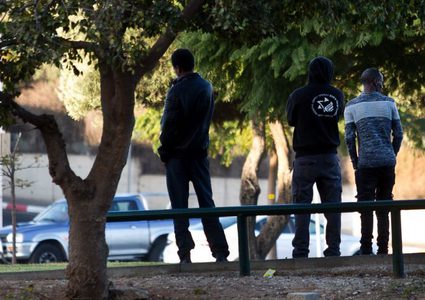 في إطار العنصرية الإسرائيلية... تهديد اللاجئين الأفارقة بالمغادرة أو السجن