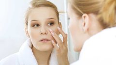 الطرق الصحيحة لتنظيف البشرة من الماكياج