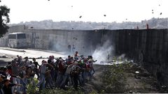 شبان ينجحون في هدم جزء من الجدار العازل في أبو ديس