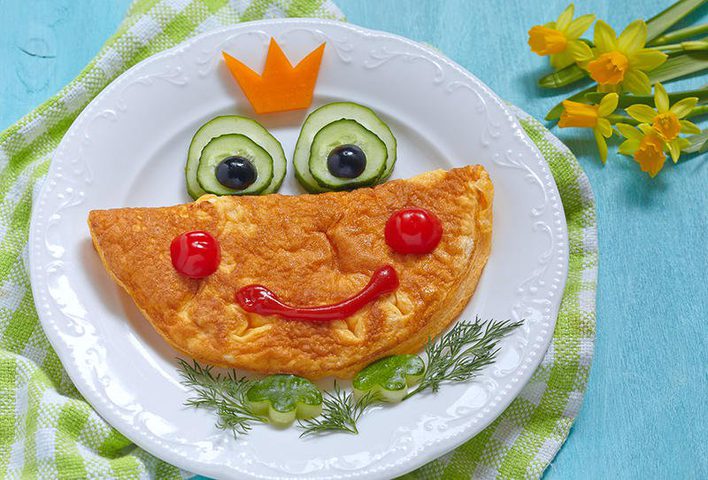 هل يصبح طفلك صعب المراس خلال الوجبات؟ الحل في هذه الخطوات