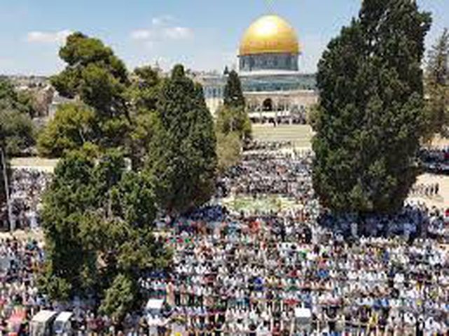 40 ألف مواطن أدوا صلاة الجمعة في الأقصى