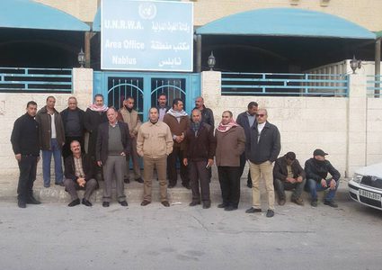 إغلاق المدارس كخطوة تصعيدية.. معلمون من الأونروا يحتجون على قرار فصلهم